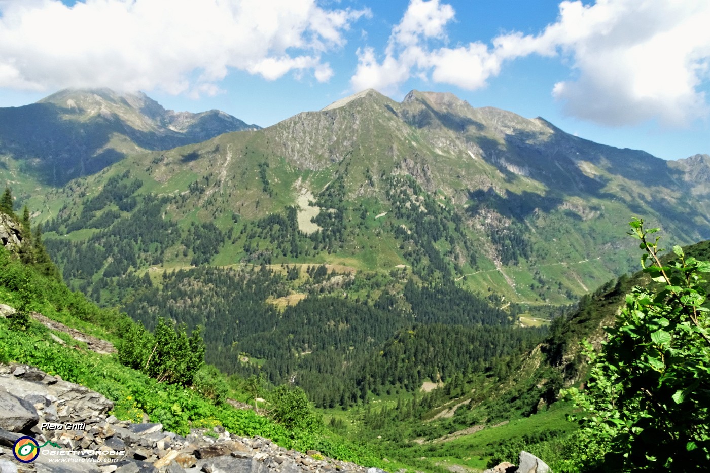 48 Il lungo impervio vallone salito con vista in Pes Gerna-Masoni.JPG